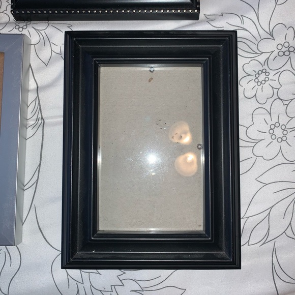 Lot of 4 4”x6” picture frames - Picture 4 of 5